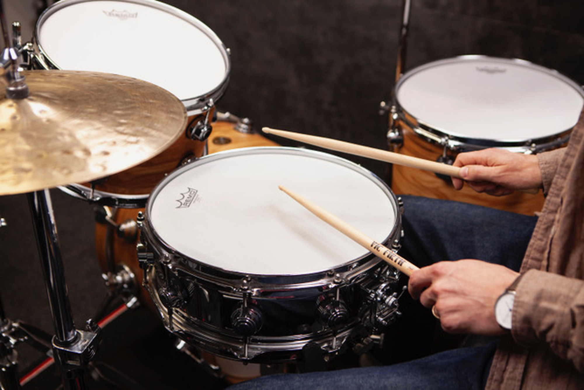 What sound does a drum make when played in different ways?